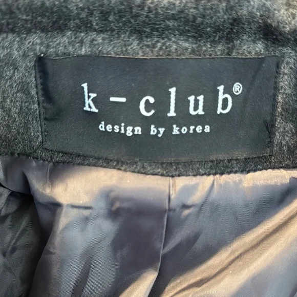 Elegant Black Pea Coat with Classic Collar and Tailored Fit - Picture 2 of 9